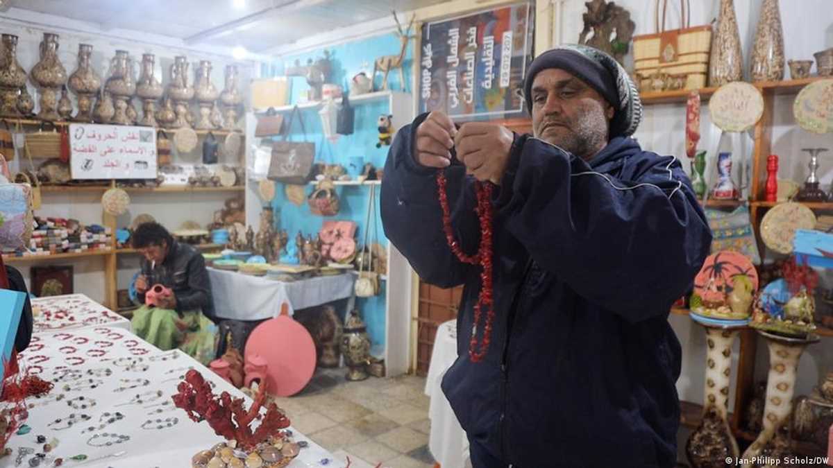 पर्यावरण को बर्बाद करती लाल सुनहरे मूंगे की हवस